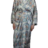 Abaya damska ANORA - Piaskowy Ikat, jedwabna, wiązana w pasie, bok