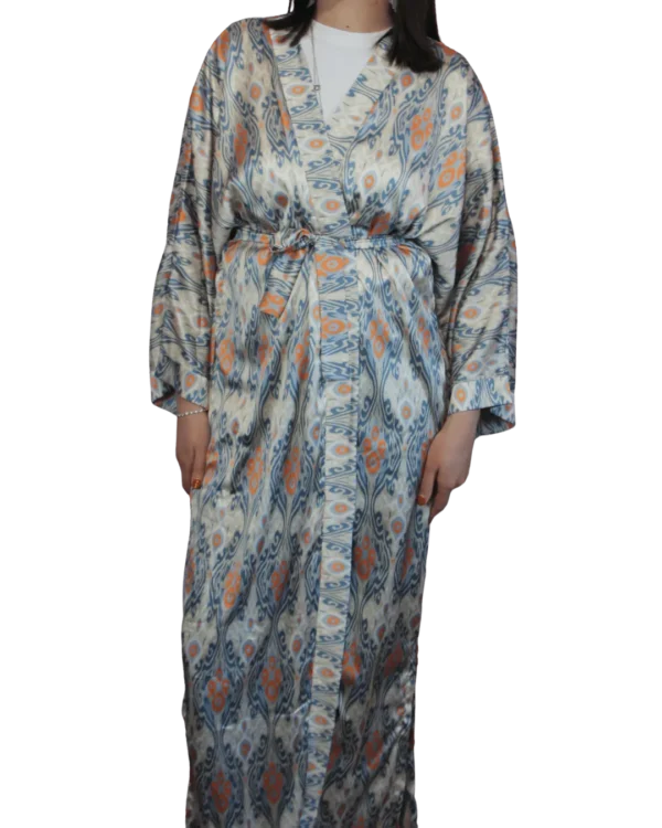 Abaya damska ANORA - Piaskowy Ikat, jedwabna, wiązana w pasie, bok