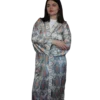 Abaya damska ANORA - Piaskowy Ikat, jedwabna, przód