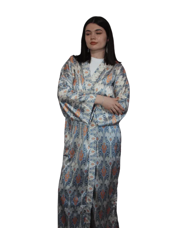 Abaya damska ANORA - Piaskowy Ikat, jedwabna, przód
