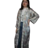 Abaya damska ANORA - Piaskowy Ikat, jedwabna, rozpięta, przód
