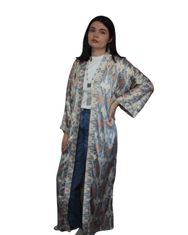Abaya damska ANORA - Piaskowy Ikat, jedwabna, rozpięta, przód