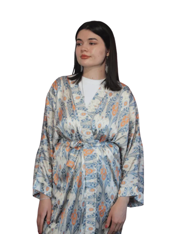 Abaya damska ANORA - Piaskowy Ikat, jedwabna, ręcznie szyta, wiązana w pasie