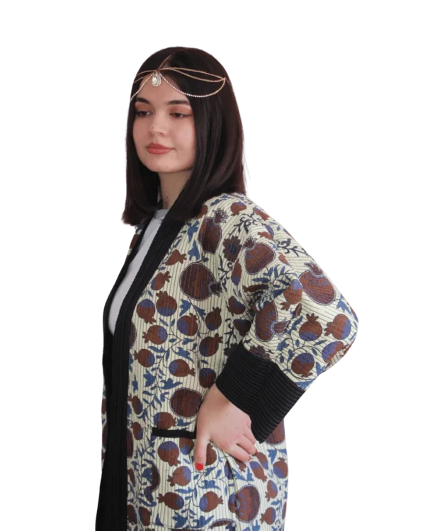 joma-maxi-brazowy-ikat-2-przod-1 Kurtka tadżycka / Tajik jacket - Joma Maxi Brązowy Ikat ANORA - ręcznie szyta kurtka kimono, kremowo-brązowy wzór ikat z motywem granatu
