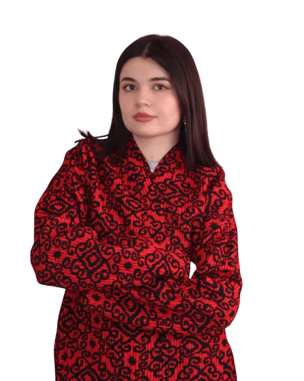 Joma Midi - Karmazynowy Ikat, przód 1 Joma Midi Karmazynowy Ikat ANORA - ujęcie ze skrzyżowanymi rękami