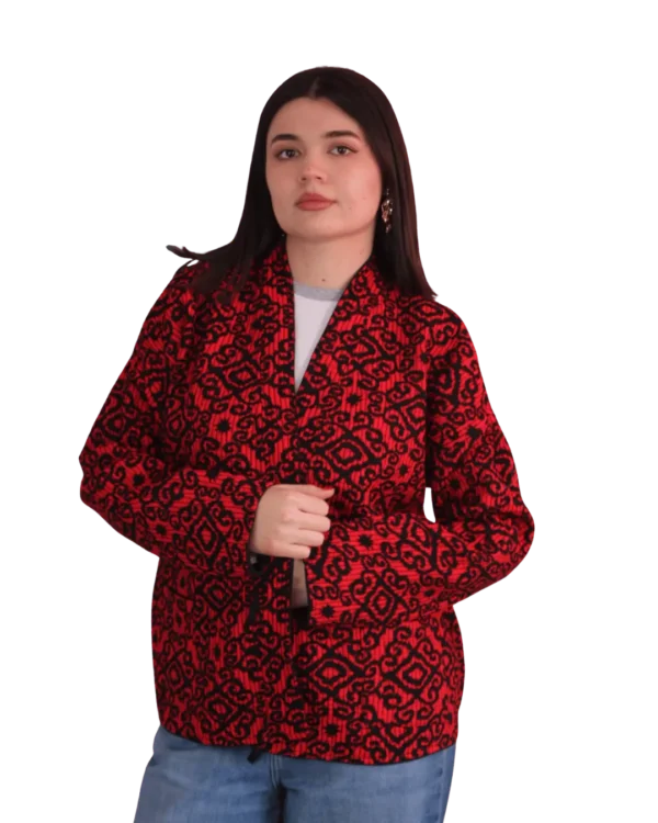 Joma Midi - Karmazynowy Ikat, przód Kurtka tadżycka / Tajik jacket - Joma Midi Karmazynowy Ikat ANORA - ręcznie tkana kurtka kimono, czerwono-czarny wzór ikat