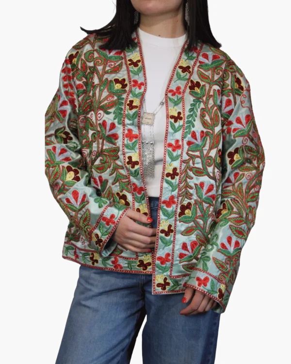 Joma Midi — Miętowy Haft, detal Joma Midi Miętowy Haft ANORA — ręcznie haftowana kurtka kimono, kwiatowy wzór na satynie