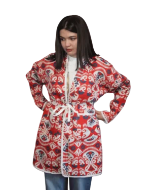 Kurtka tadżycka / Tajik jacket - Joma Midi Rubinowy Ikat ANORA - ujęcie z tyłu modelki