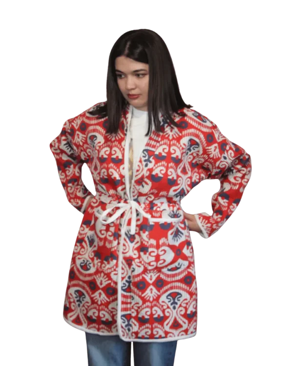 Kurtka tadżycka / Tajik jacket - Joma Midi Rubinowy Ikat ANORA - ujęcie z tyłu modelki