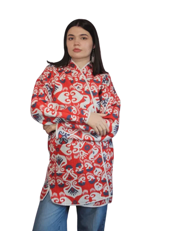Joma Midi Szkarlatny Ikat ANORA - ujęcie ze skrzyżowanymi rękami