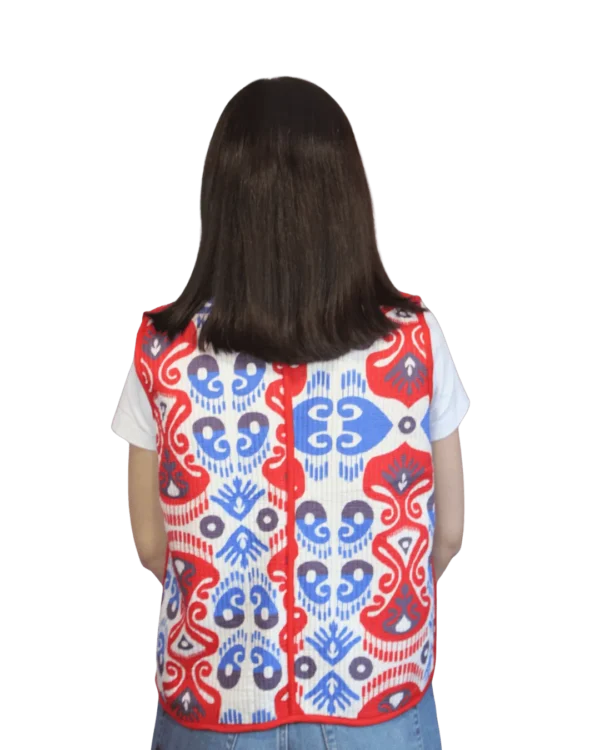 Kamizelka ikat Rubinowa Geometria - czerwono-błękitna strona, widok z tyłu sylwetki