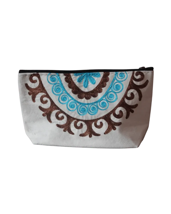 Kosmetyczka haftowana kremowa – haft turkusowo-brązowy