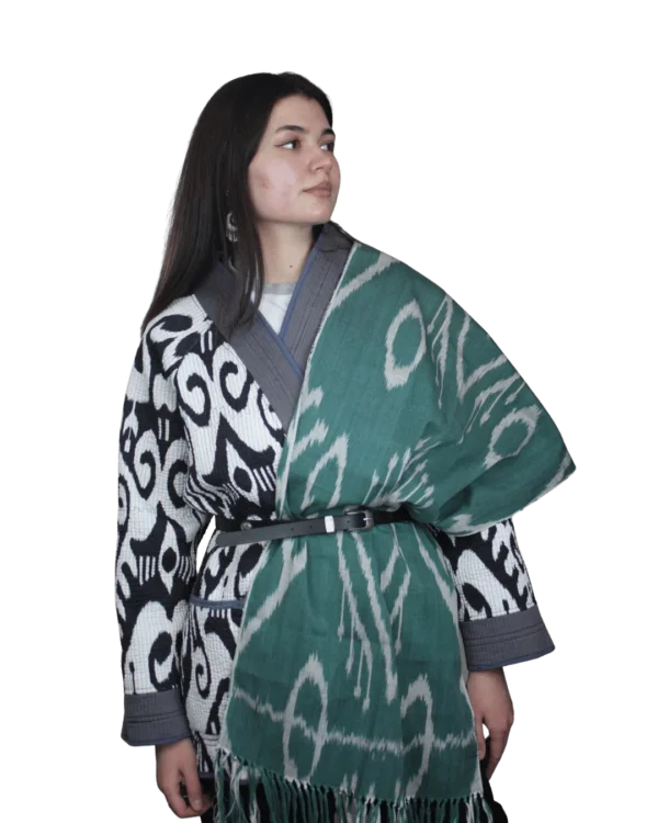 szal-stylizacja-01 Szal ikat ANORA - stylizacja, szmaragdowo-zielony wzór, narzucony na kurtkę tadżycką