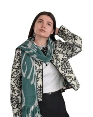 Szal ikat ANORA - stylizacja, turkusowy wzór, zawiązany na szyi
